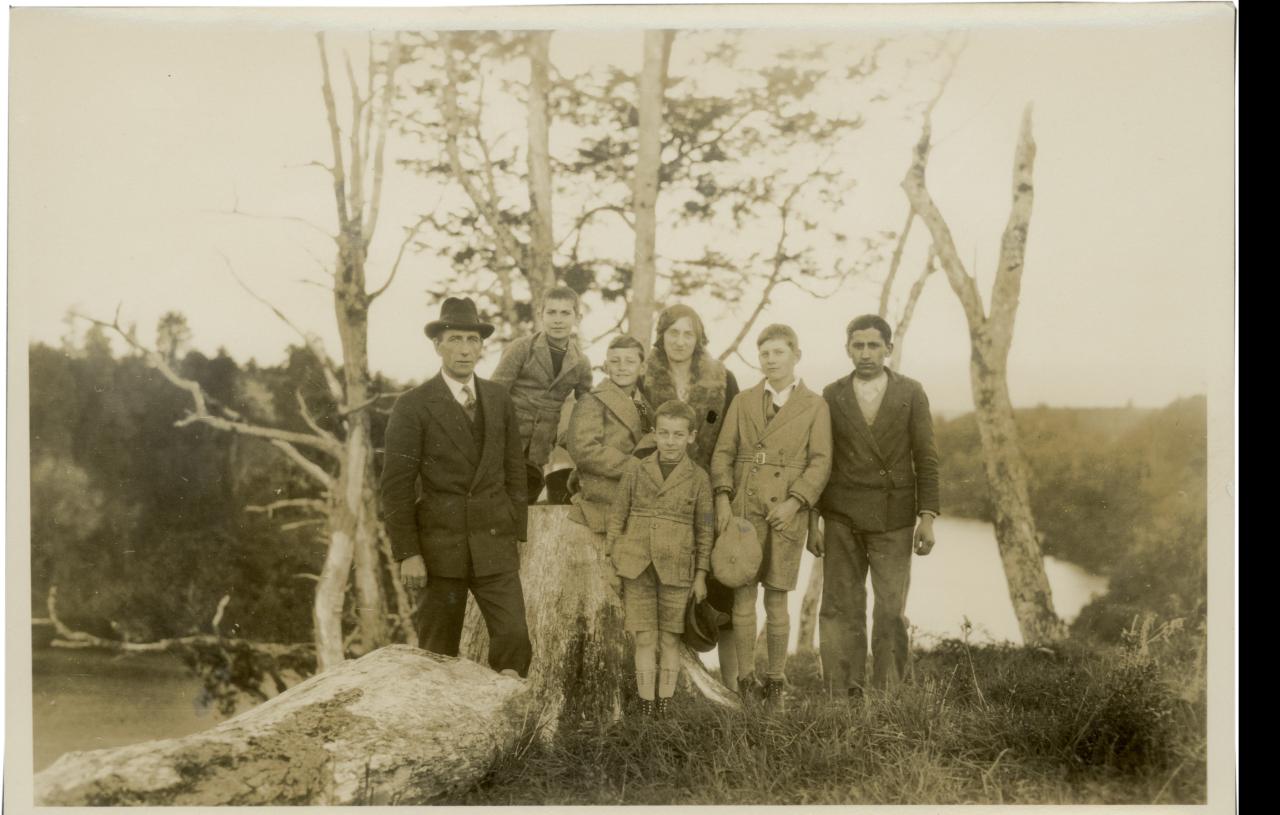 Grupo de personas en el campo.