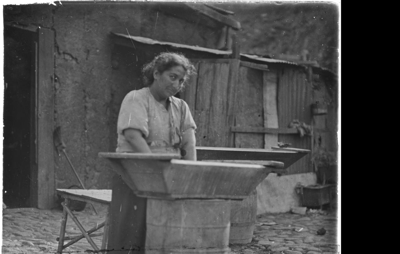 Mujer lavando en una artesa.