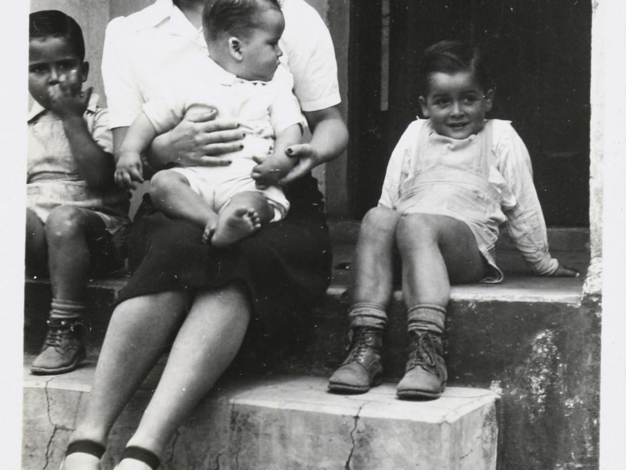 Foto mujeer con hijos.