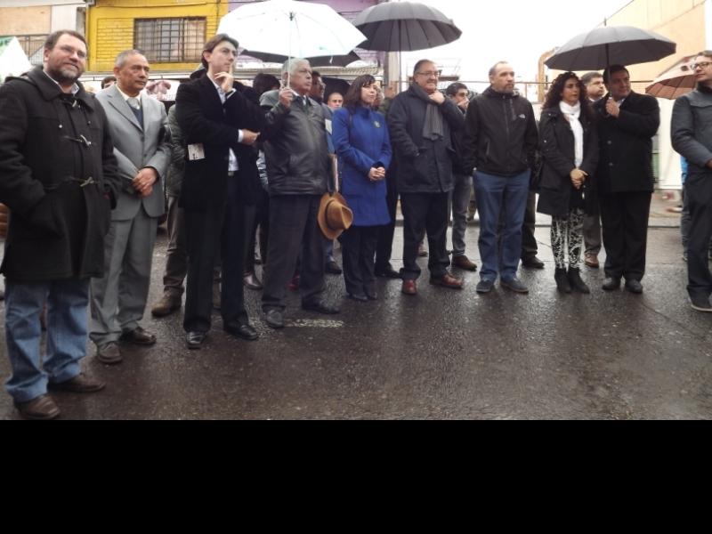 Autoridades en la ceremonia de colocación placa de Pablo Neruda en Lautaro 1436.