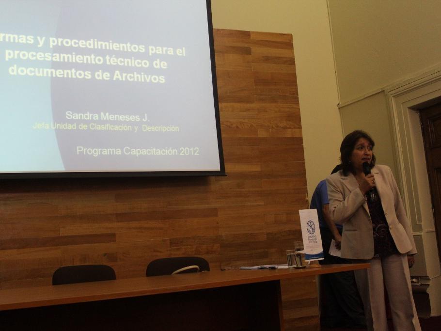 Sandra Meneses en su ponencia sobre la Organización Documental.