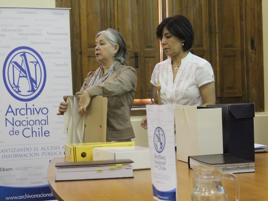 Cecilia Rodriguez y Gina Fuentes con la Conservación de documentos en papel.