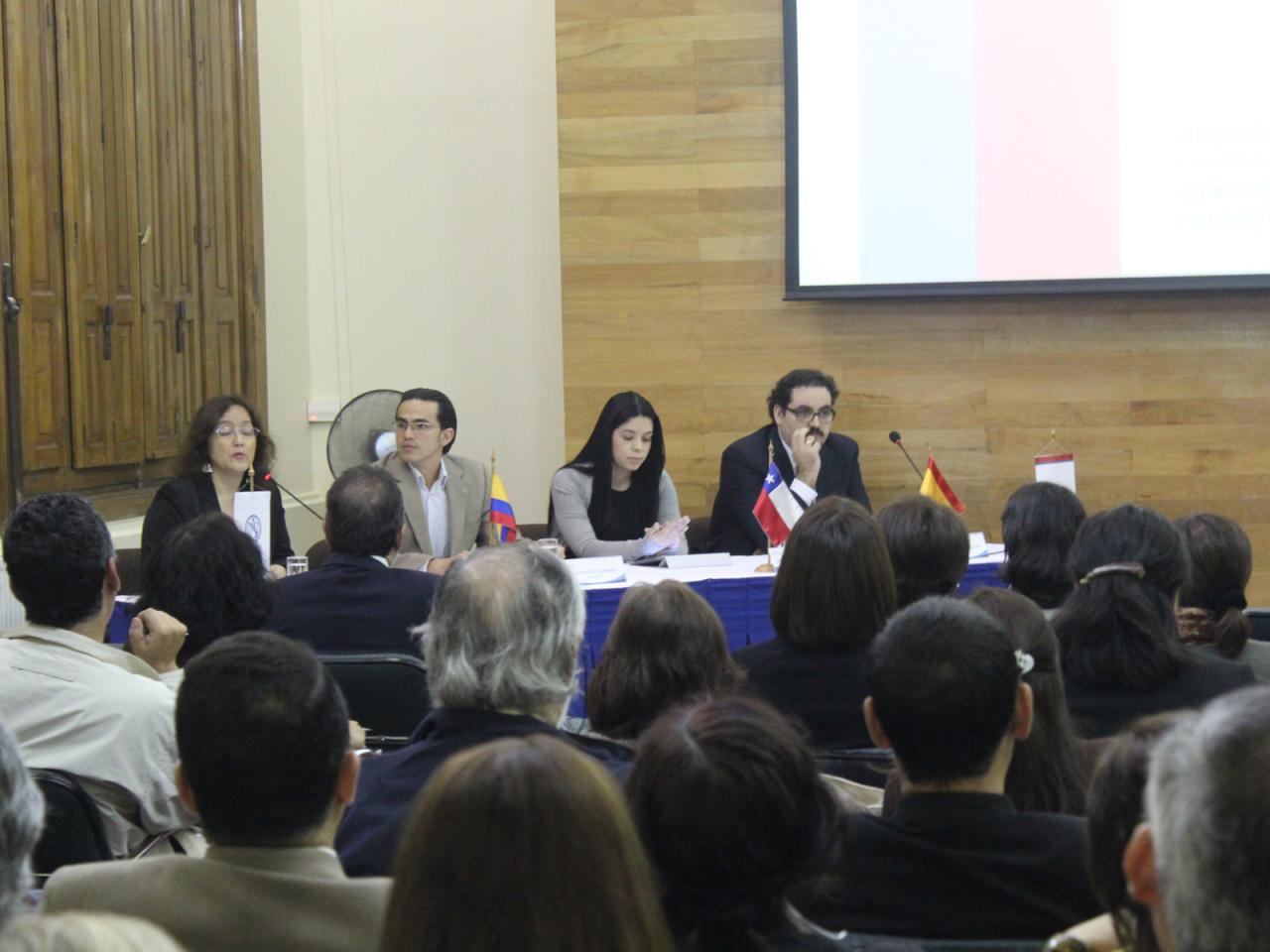 Expositores, aclarando dudas a los participantes del seminario