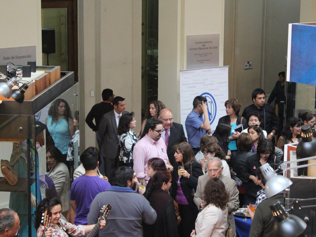 Funcionarios del Archivo Nacional, compartiendo en el día de su aniversario.