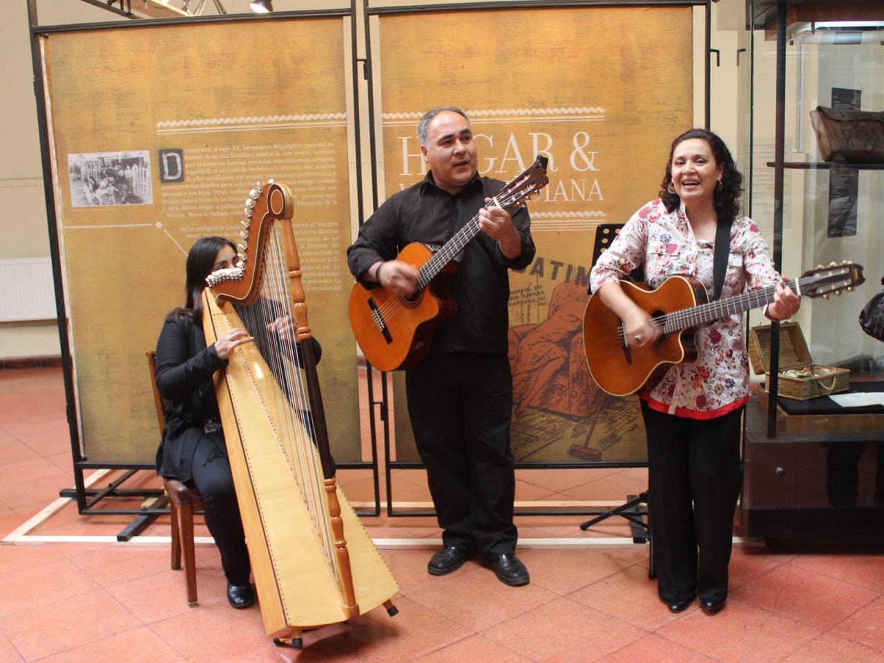 Conjunto musical  &amp;quot;Voces de Chile&amp;quot;, amenizando el día del aniversario.