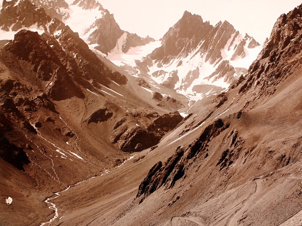 Río en cordillera de Los Andes