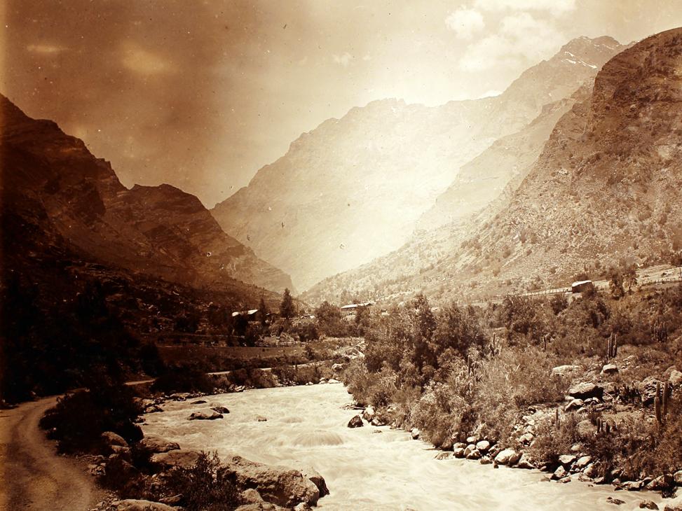 Río y casas en cordillera de Los Andes