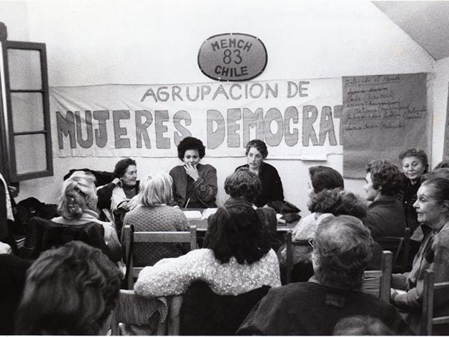 Reunión de la Agrupación de Mujeres Democráticas (AMD), fundada en octubre de 1973, para la defensa de los derechos humanos. ARNAD, Fondo Fortín Mapocho.