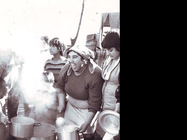 Mujer en olla común. ARNAD, Fondo Fortín Mapocho.