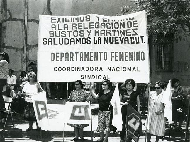 Dirigentes del Departamento Femenino de la Coordinadora Nacional Sindical. Archivo del Museo de la Memoria y los Derechos Humanos (MMDH), Fondo Mercedes Soto Reyes.