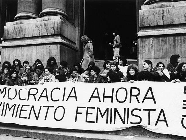 Acto feminista, agosto de 1983, en las escalinatas de la Biblioteca Nacional. Fotografía de Kena Lorenzini. Archivo MMDH.