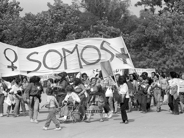 Manifestación de mujeres con consigna “Somos +”. Fotografía de Kena Lorenzini. Archivo MMDH.