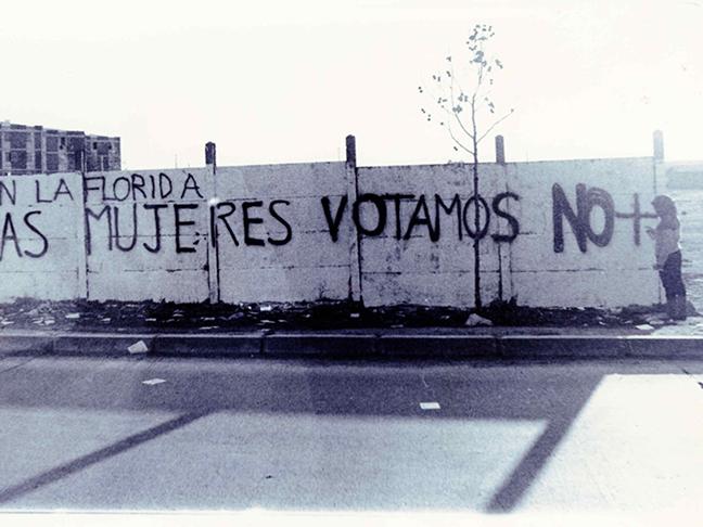 “Las mujeres votamos NO +” (1988), fotografía de Ximena Bedregal. Archivo familiar, gentileza de Claudia Fedora Rojas.