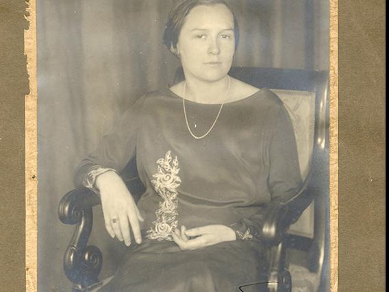 Retrato de Elena Caffarena Morice, sin año. AMG, Fondo Elena Caffarena, caja 12.