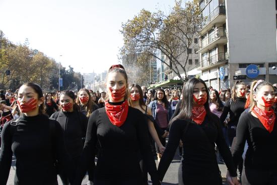 Marcha de estudiante universitarias en la Alameda de Santiago.