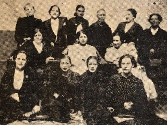 Fotografía en sepia de un grupo de mujeres de loa años 30 o 40.