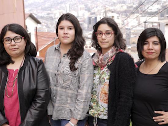 Las cuatro creadoras del sitio web posan ante la cámara.