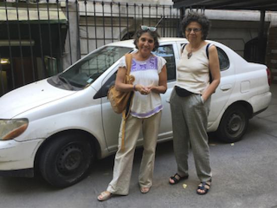 Mujeres frente aun auto en el Archivo Nacional.