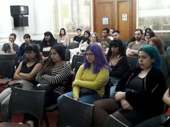 Universitarias en un salón escuchando una charla.