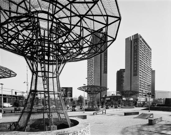 Estructura de fierro en la ciudad.