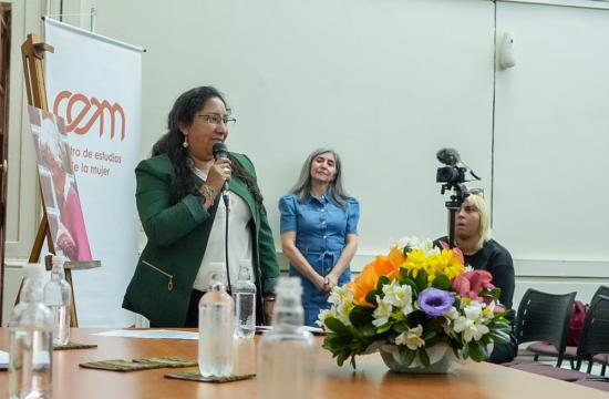 Mujer hablando por micrófono.