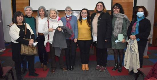 Grupo de mujeres posan para una fotografía.