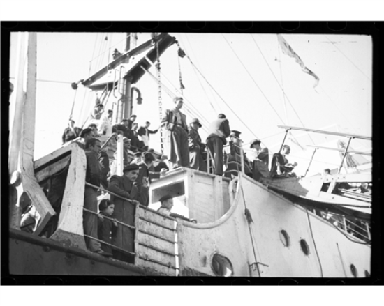 Hombres en un barco.