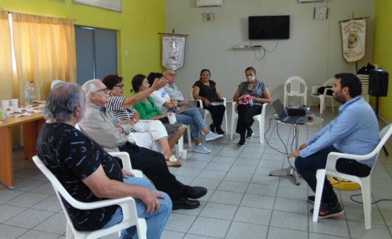 Grupo de gente sentada en circulo.