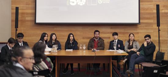 Estudiantes en una mesa.