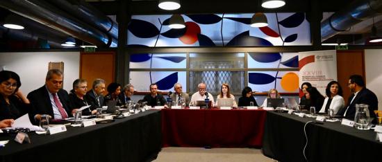 Personas en mesa en U.