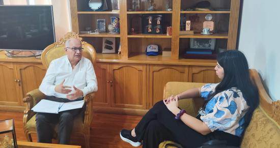 Personas conversando.