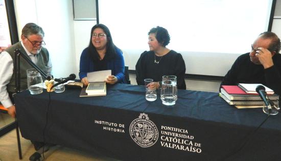 Personas exponiendo en una mesa.