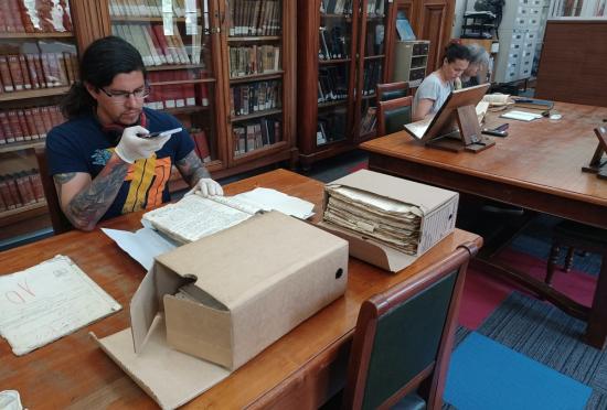 Investigadores en el salón de lectura.
