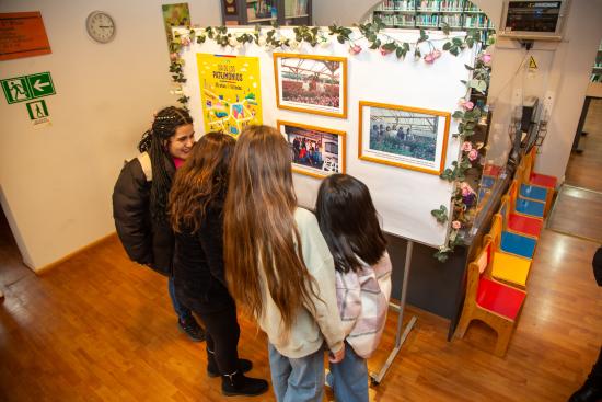 Jóvenes viendo exposición.