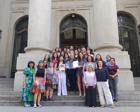 Grupo de mujeres posando en el frontis del AN.
