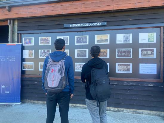 Jóvenes viendo exposición.