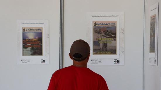 Hombre viendo una muestra.
