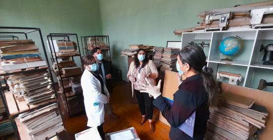Personas con documentos.