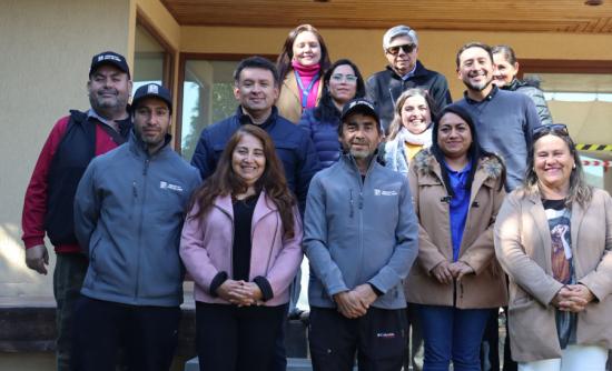 Grupo de personas posando para la fotografía.