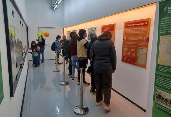 Gente en una exposición.