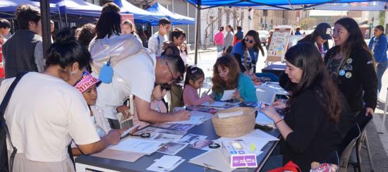 Personas en un stand.