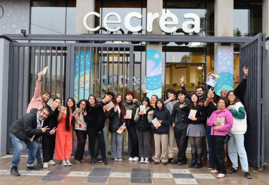 Grupo de personas posando para fotografía.