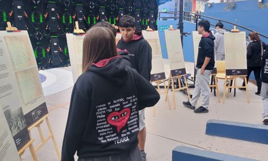 Jóvenes mirando exposición.