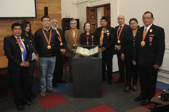 Grupo personas con documento.