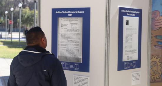 Hombre mirando una exposición.