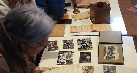 Persona mirando fotos.-