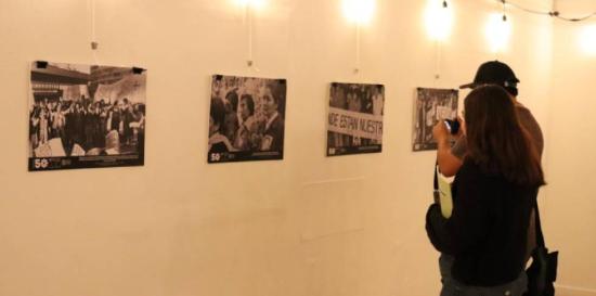 Personas viendo una muestra