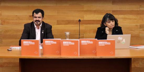 Personas presentando libro.