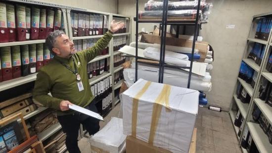 Fotografía persona en un depósito.