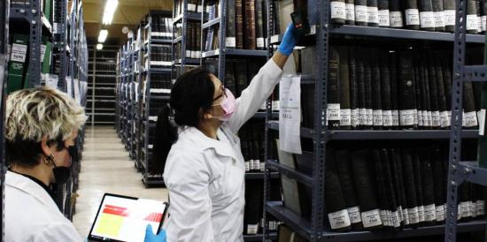 Funcionarias  de conservación en un depósito.